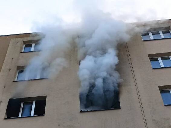 Kvůli požáru paneláku v Berouně museli hasiči evakuovat 13 lidí