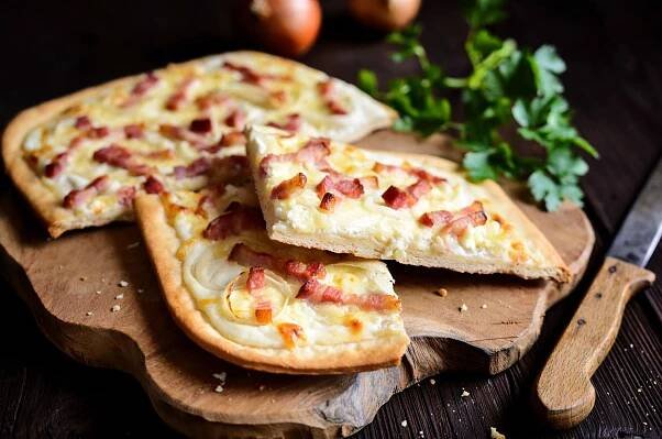 Tarte flambée: francouzský cibulový koláč se slaninou