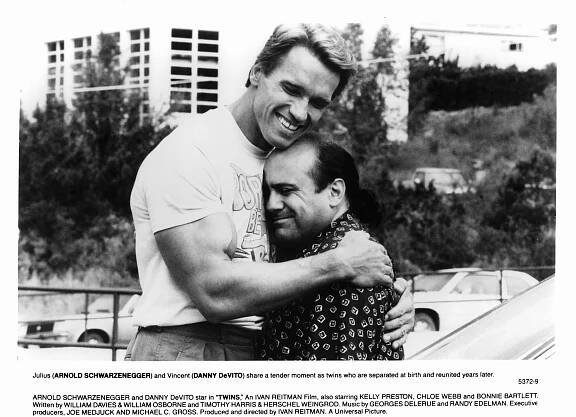 Arnold Schwarzenegger and Danny DeVito in Dvojčata (1988)