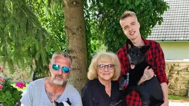 Potetovaná rodina Ivy Hüttnerové: Její „kluci“ jsou jako omalovánky, nebudou dědit, straší herečka - Expres.cz