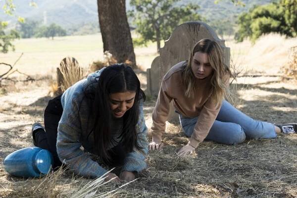 Lehké jako pírko - …Quiet as a Tomb - Z filmu - Brianne Tju, Liana Liberato
