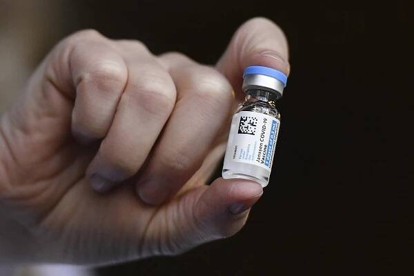 VAKCÍNU PFIZER PRIRAĎUJÚ UŽ AJ OSOBÁM NAD 50 ROKOV
