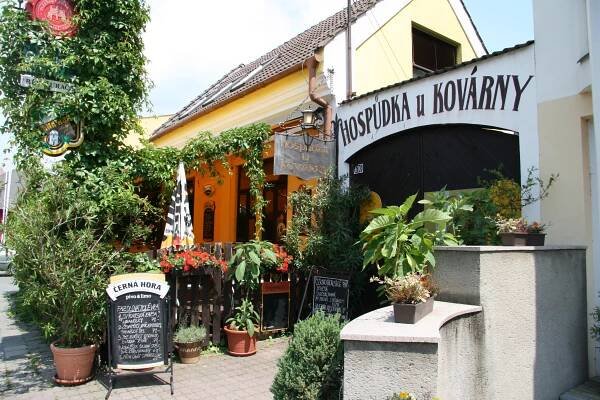 Oblíbená Hospůdka U Kovárny oslaví pětadvacet let! „Stále si hlídáme, aby se odsud nevytratil ten pověstný rodinný duch,“ říká majitelka Zuzana Baťová - Jakub Malovaný Publicista