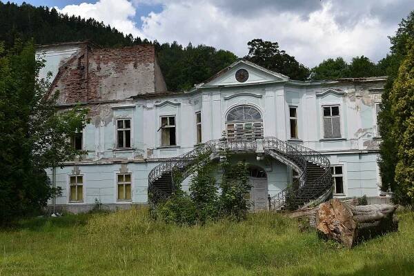 Vyhořelý zámek v Horním Maršově získala společnost Pec Resort Invest právníka a investora Tomáše Otruby.