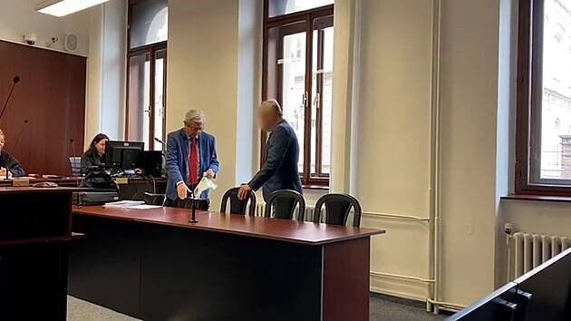Ženu svázal, dusil polštářem a znásilnil. U soudu dostal senior tři roky