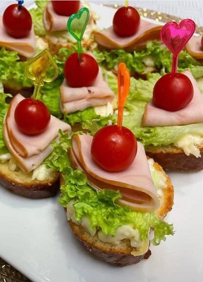 Мини-бутерброды с мясом и овощами