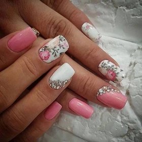 Růžové gelové nehty s kytkami