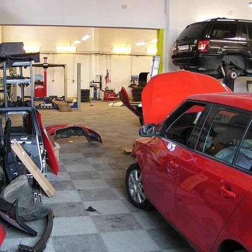 Plastová zátěžová podlaha v autoservisu | FLOMAT.cz