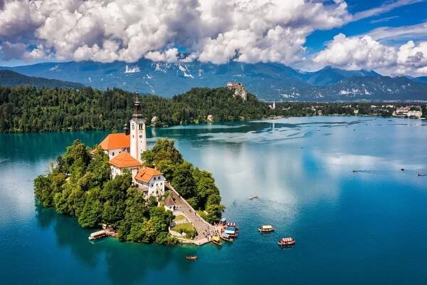 Bledské jezero láká na ostrůvek se známým kostelíkem - Pravda24