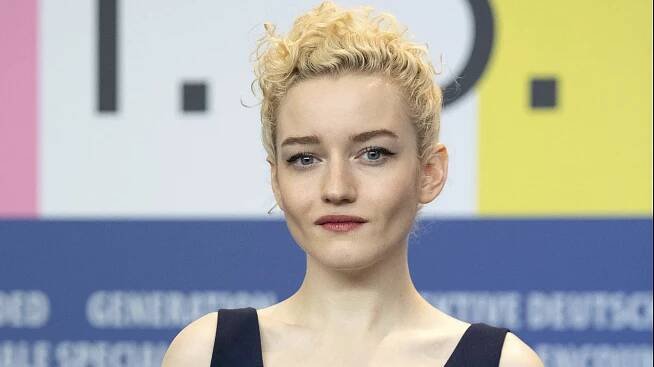 'Ozark' Star Julia Garner To Star in Paramount Thriller 'Apartment 7A'