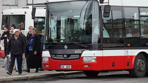 Všechny zastávky autobusů v Praze mohou být od léta na znamení, ušetří to čas