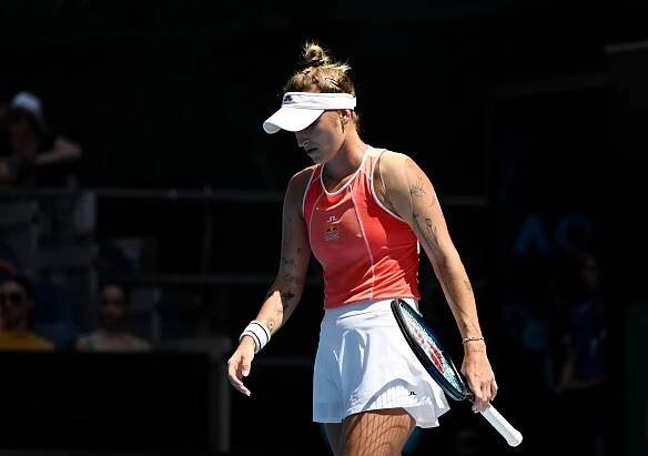 Vondroušová končí na Australian Open už v 1. kole, Nosková porazila v českém souboji Bouzkovou