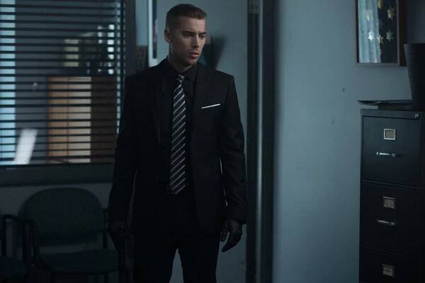 Dirk Gently's Holistic Detective Agency - Two Sane Guys Doing Normal Things - Z filmu - Dustin Milligan