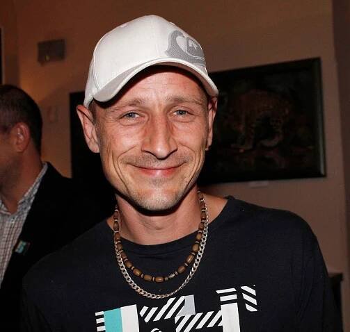 Matěj Homola z kapely Wohnout se vyboural na motorce. Leží v albánské nemocnici