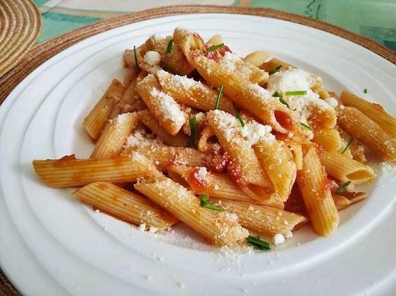 Penne s rajčaty a parmezánem - fotografie 1 - TopRecepty.cz