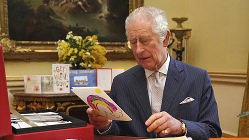 Král Karel III. dostává denně výběr z tisíců přání, které chodí do Buckinghamského paláce.