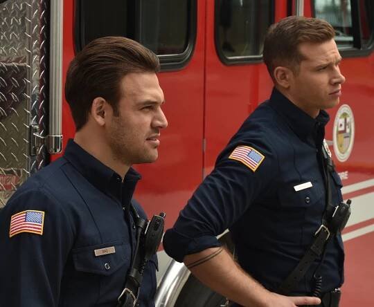 Záchranáři L. A. - V podezření - Z filmu - Ryan Guzman, Oliver Stark