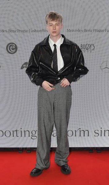 Tuhle bundu mu záviděl i módní guru Filip Vaněk: Adam Mišík má doma plné skříně. Kolik utrácí za oblečení?