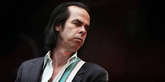 Zpěvák Nick Cave zhejtil písničku, kterou napsal ChatGPT. Problém vidí v tom, že „algoritmy necítí“