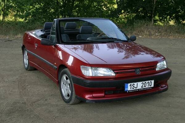 Levný kabriolet může právě v zimě podněcovat nutkání, že si konečně nějaký koupíte na léto. Jak se vám líbí nenápadný Peugeot 306?