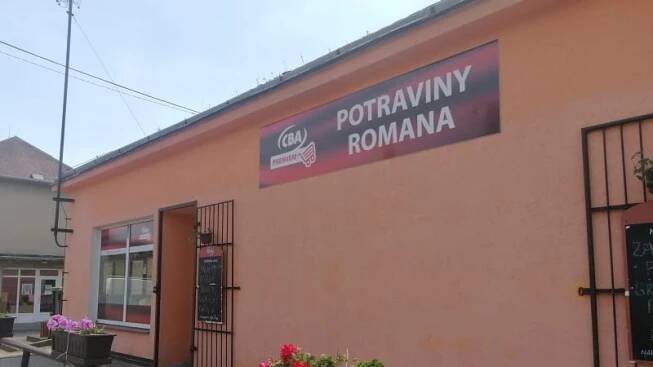 Prodejna smíšeného zboží Romana v Liptani na Osoblažsku v okrese Bruntál. Olej tady stojí 59 korun.
