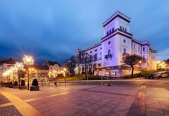 městský hrad v bielsko-biala, polsko v noci. - bielsko biała - stock snímky, obrázky a fotky
