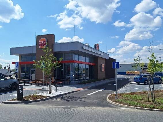 Fotka: Padesátá restaurace fastfoodového řetězce Burger King ve Štěrboholech
