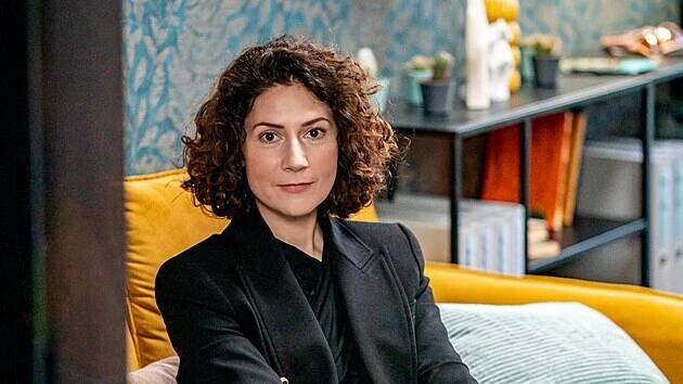 Martha Issová v seriálu Vytoč mého agenta! (2024)