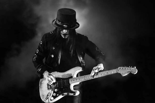 Mick Mars žaluje Mötley Crüe