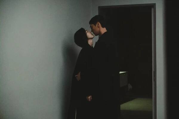 Somebody Review: Korean Thriller That Will Keep You Hooked to a Psychotic Love Story With a Tragic End 5