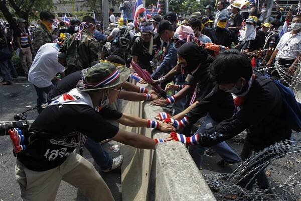 Thajci protestují a stávkují, Bangkok připomíná bojiště občanské války