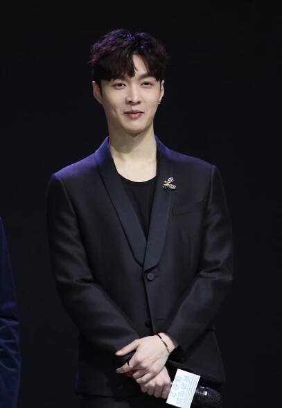 Lay Zhang