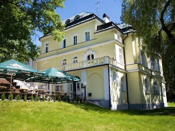 1–2 noci v hotelu v klidné části Mariánských Lázní: polopenze a masáž