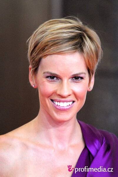 Hilary Swank - celebrity účes - HappyHair
