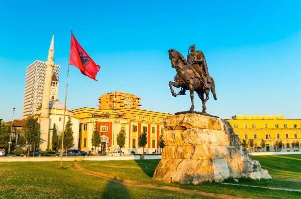 Letenky Praha - Tirana, pravidelné a přímé lety od 2 650 Kč
