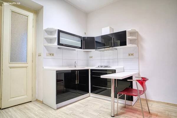 Pronájem bytu 1+kk 35 m², náměstí Generála Kutlvašra, Praha 4 - Nusle