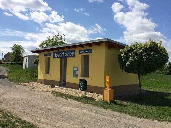 Soubor:Hovorčovice, železniční zastávka - opravená.jpg