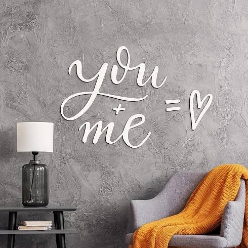 Krátký anglický nápis na zeď - You + Me | Bílá