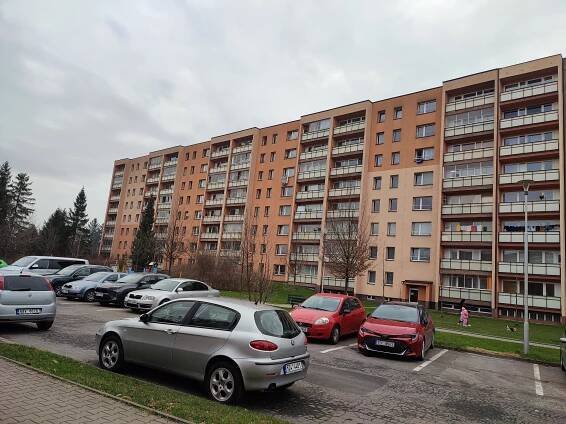 K nekonfliktnímu muži hledám spolehlivého parťáka nekuřáka ke spolubydlení v bytě 2+1 v Třinci. Oddělené pokoje, společná kuchyně. Cena nájmu včetně služeb a energií 5500 Kč. Dvouměsíční kauce nutná. - InzerceTrinec.cz