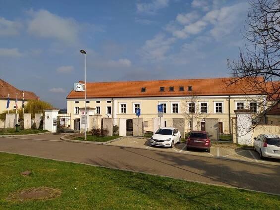 Kancelář starostky Dolních Chaber zdobí staročeská rarita: „Nejkrásnější, v jaké jsem úřadovala,“ chválí si