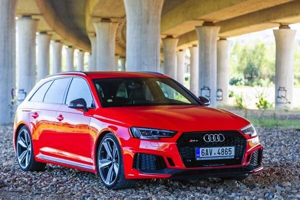 Rodinný kombík, co jede 280 km/h a zrychlí na stovku za 4,1 vteřiny. Přečtěte si test Audi RS4 Avant!