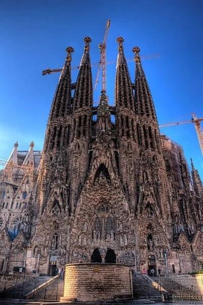 Sagrada Família by Antoni Gaudí (Barcelona)