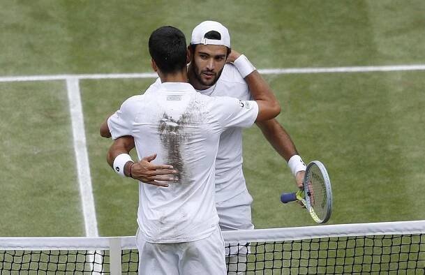 Djokovič otočil finále Wimbledonu! V historické bilanci se dotáhl na Nadala s Federerem