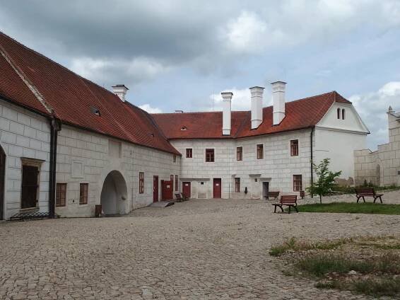 Soubor:Jevišovice, Starý zámek, předhradí (3).jpg