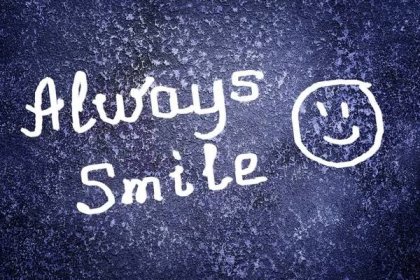 Nápis "Vždy úsměv" na tmavém pozadí navy abstraktní grunge — Stock obrázek