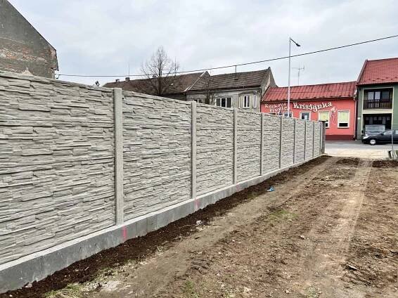 T&D Stavební s.r.o. – Stavba betonového štípaného a drátěného plotu
