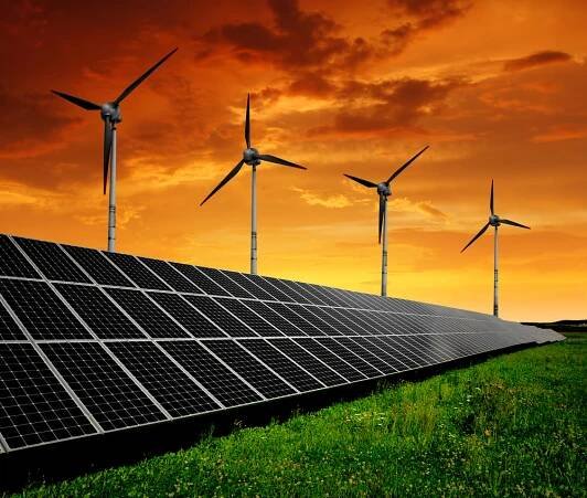 Solární panely s větrné turbíny — Stock obrázek