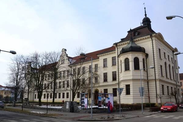 Fotogaléria • Gymnázium Benešov (Historická budova) • Mapy.com