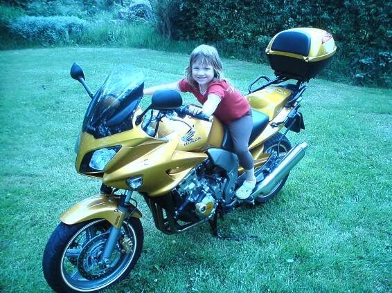 Fotogalerie - Kategorie: Honda CBF - motorky členů - Obrázek: Jeste na prodejne... - Honda CBF klub