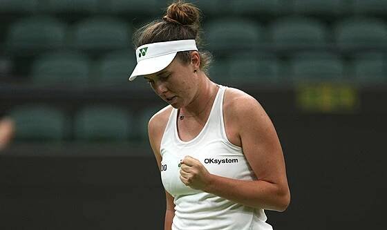 Linda Nosková se raduje po vítězném úderu v osmifinále Wimbledonu.